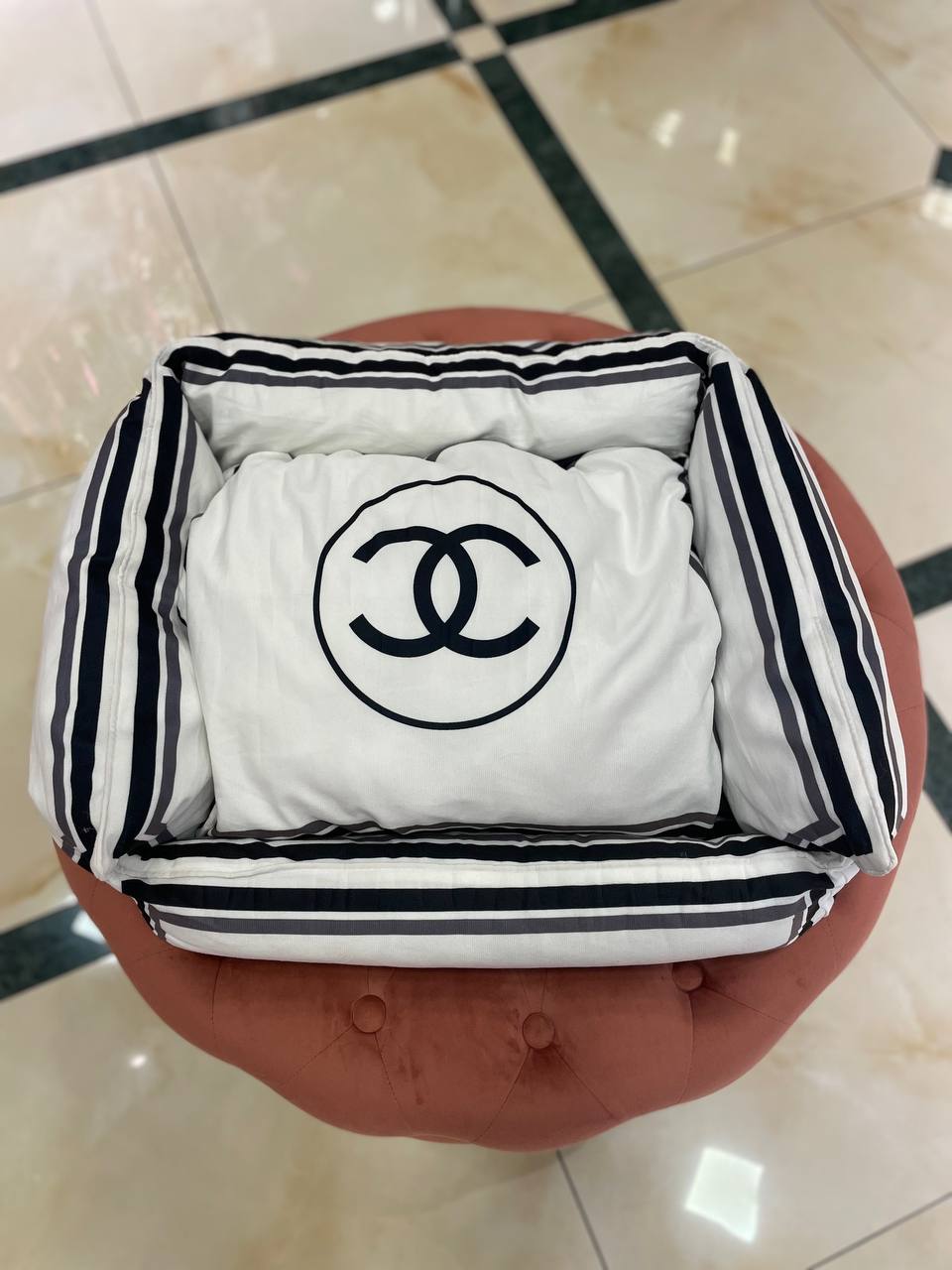 Лежанка для собак та котів Стиль класу люкс біла - Лежанки - uPet Shop магазин зоотоварів - преміум одяг та аксесуари для ваших улюбленців, собак та котів