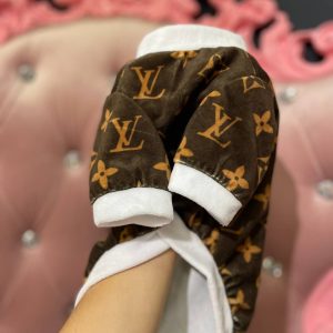 Кофта для собак Стиль класу люкс велюр коричнева М - Кофти - uPet Shop магазин зоотоварів - преміум одяг та аксесуари для ваших улюбленців, собак та котів